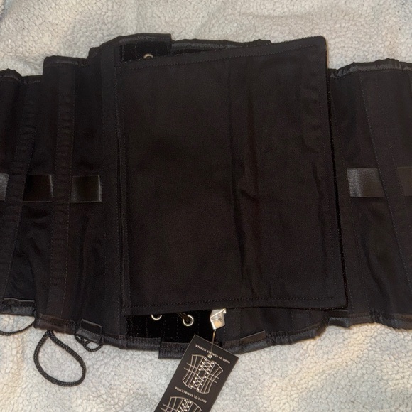 Black velvet steel boned corset - Picture 4 of 11